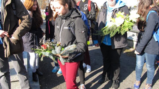 Umarłych wieczność dotąd trwa, dokąd pamięcią im się płaci…